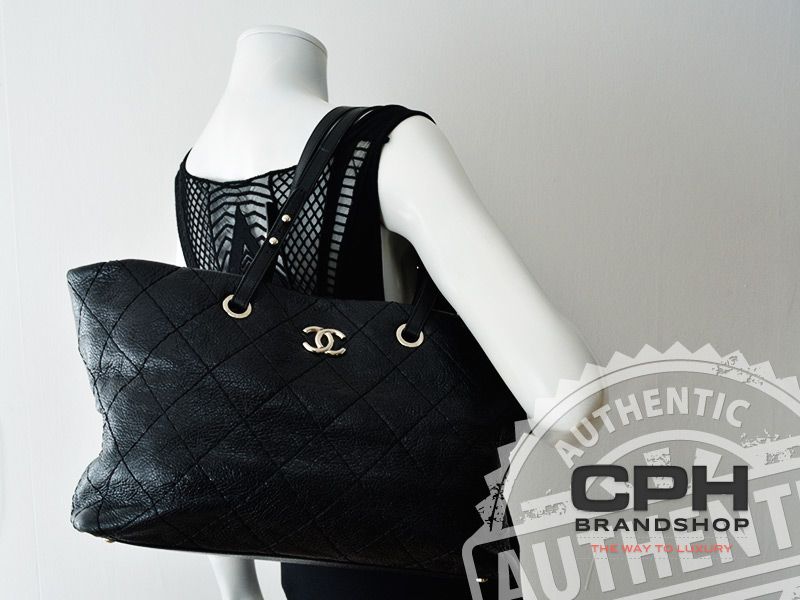 Chanel "on the road" tote taske.-4145