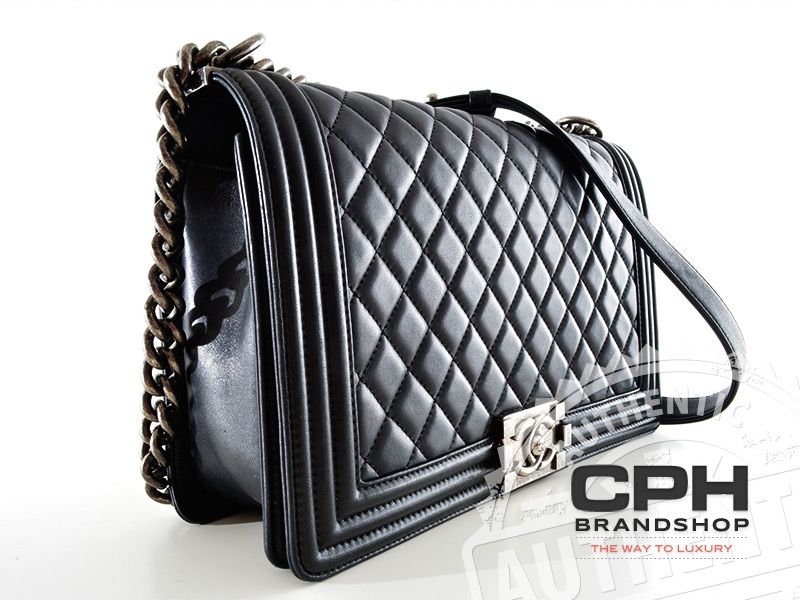 klik Tilfredsstille Bliv såret Chanel Boy - Køb og sælg brugte designer tasker hos CPH Brandshop